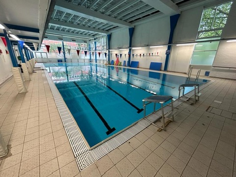 Queen Elizabeth's Girls' School swimming pool lanes